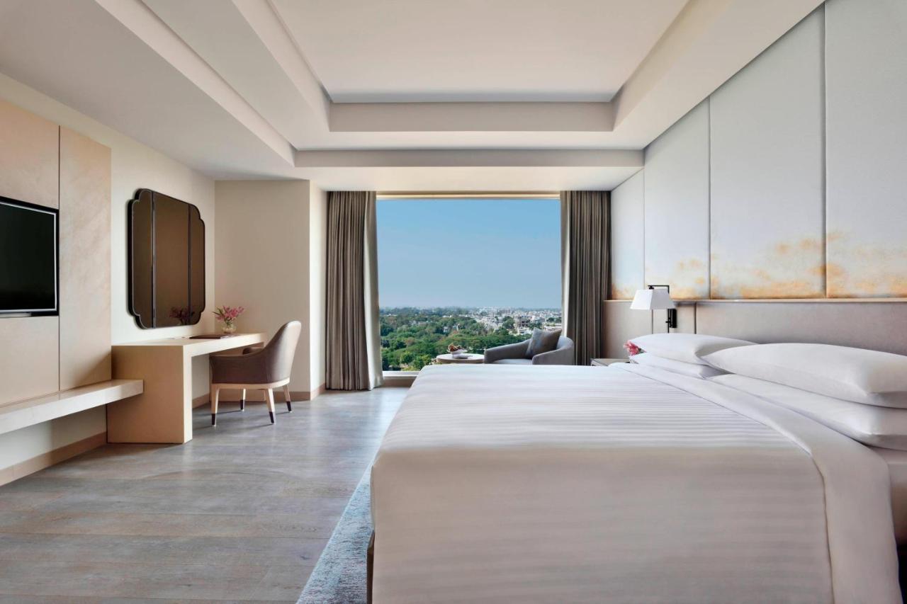 Indore Marriott Hotel Buitenkant foto