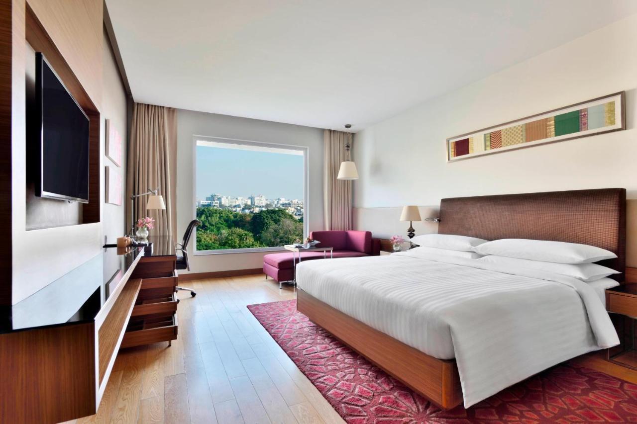 Indore Marriott Hotel Buitenkant foto