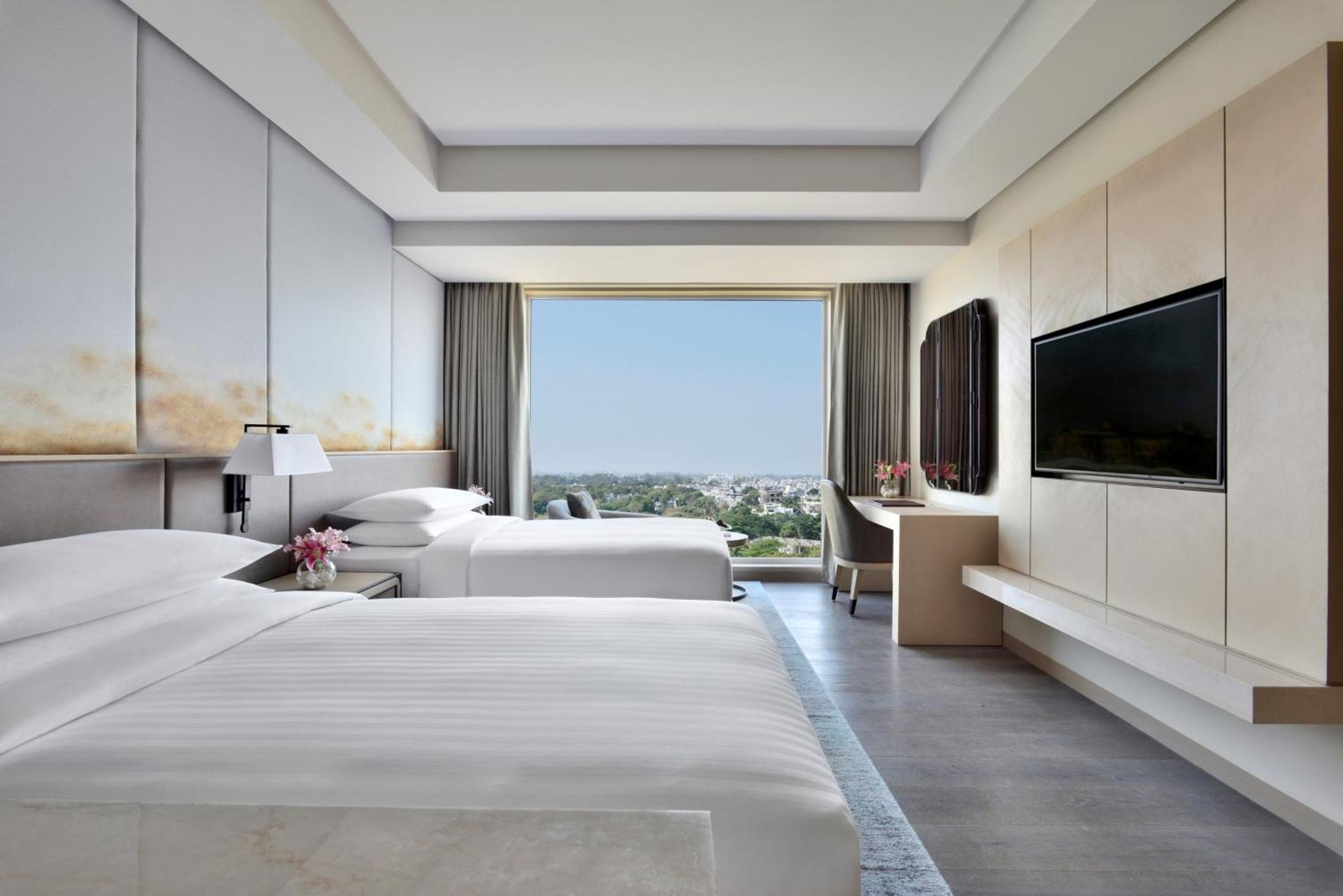 Indore Marriott Hotel Buitenkant foto